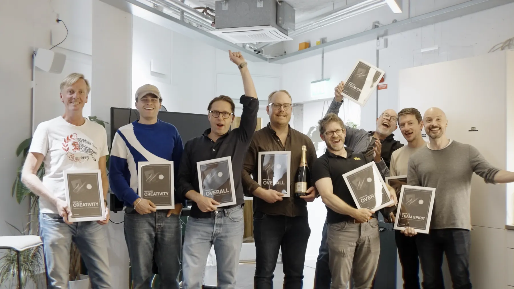 Vinnarna i Agents & Jazz Hackathon jublar med sina diplom för förstaplatserna i Overall, Creativity och Team spirit.